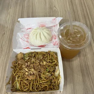 Pancit Cantón with Meaty Asado and Kalamansi drink