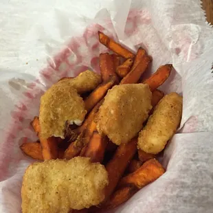 Kids nuggets w sweet potato fries
