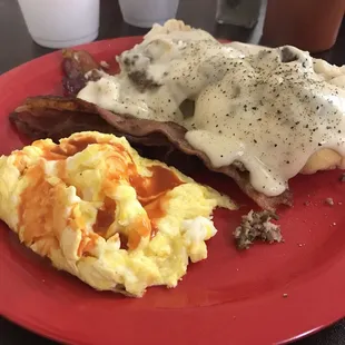 a plate of breakfast food