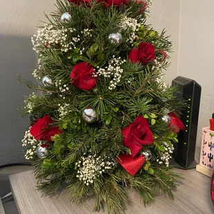 Christmas bouquet that looks like a tree with roses and ornaments, beautiful!