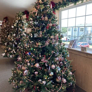 This fun camping themed Christmas tree almost makes me want to go camping...but not quite!