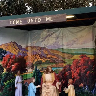 A decades-old tradition of scenes placed in downtown Ontario each Christmas season continues.