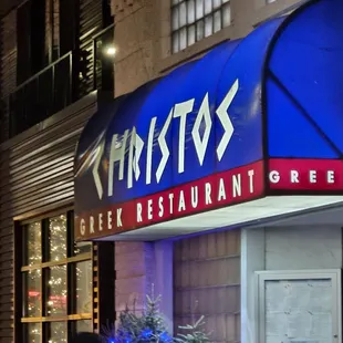 The parking lot is on the side of the restaurant.