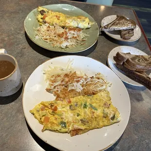 Veggie omlette with hash browns and rye toasts