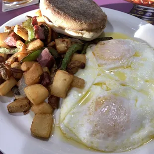 House Corned Beef - super dry meat; the deep-fried potatoes didn&apos;t help