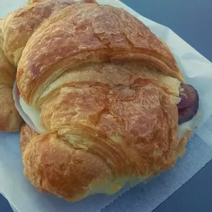 Breakfast croissant (ham, cheese, bacon and egg).