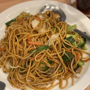 Vegetable lo mein noodles