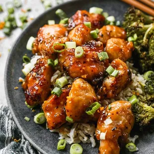 a plate of chicken and broccoli