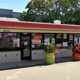 the outside of a fast food restaurant