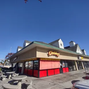 the outside of the restaurant