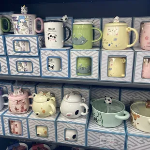 Coffee mugs with lids and spoon