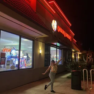 Jenn in front of Chuck E. Cheese