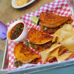 Birria tacos y agua de fresa!!!!