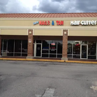 located right next to Publix between Hair Cuttery and a Nail Salon
