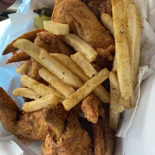 food, chicken wings and fried chicken