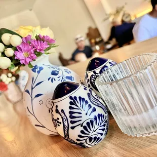 Table accessories to enhance the coziness.