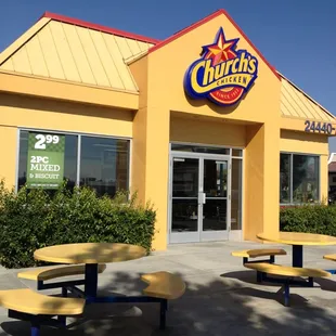 the outside of a restaurant