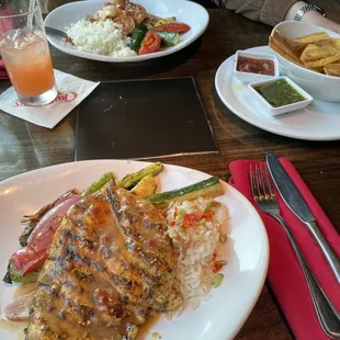 Pollo al Ajillo (bottom), Gambas al Ajillo (top) and strawberry lemonade.