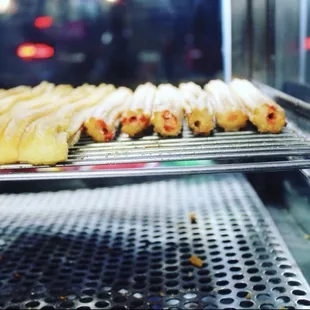 Our 4 options for churros 
Plain, Strawberry, Caramel and Vanilla 

Nuestras 4 opciones de churros 
Regular, Fresa , Cramelo y Vanilla