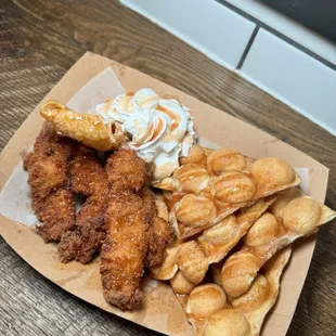 food, chicken wings and fried chicken