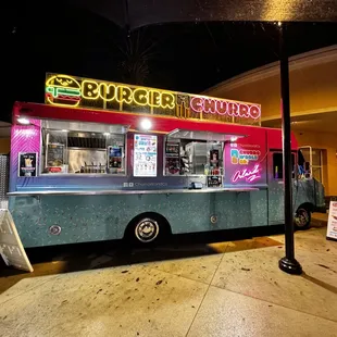 Food truck by night