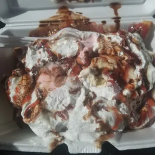 The banana split is def worth getting! It has churros, platanos fritos, ice cream, whip cream, and 3 toppings of your choice.