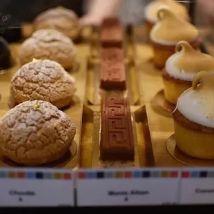 Dessert case