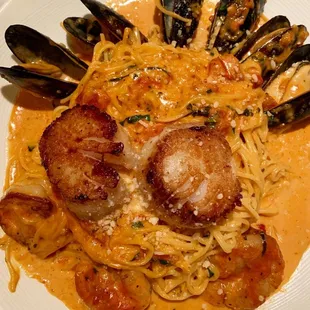 a plate of pasta and musselling