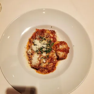 Gives context between size of the &quot;large&quot; order of lasagna and the plate it comes in. The serving is small.