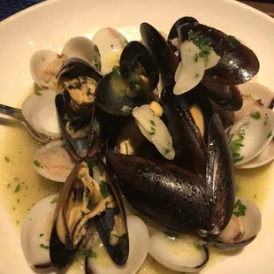 Little neck clams and mussels appetizer