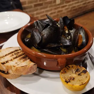 Cozze Del Prete with garlic sauce
