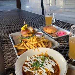 Chili-goat burger-bier bun-