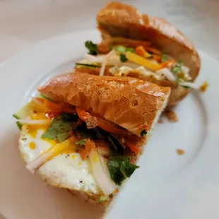 Banh Mi Trung (Fried Egg)