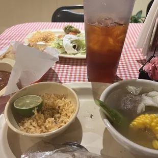 Comida corrida with caldo and flautas.