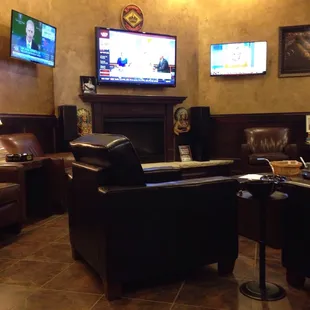 3 TV and comfy leather sofas