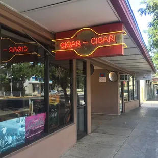 Cigar~Cigar A great humidor to find that special cigar and a place to relax and enjoy in Honolulu.