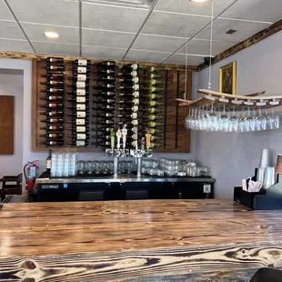 Yep! They have beer, wine , and saki!  Great selection!
