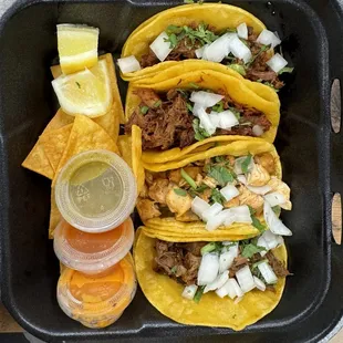 2x Al Pastor taco, 1x pollo taco, 1x Barbacoa taco