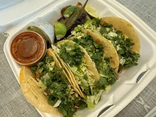 Lobos Tacos y Pupusas