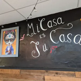 a blackboard with the words mi casa y su casa written on it