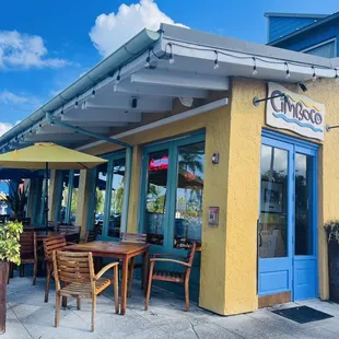 the outside of a restaurant