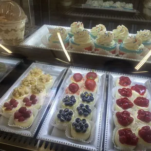 So many yummy cheesecakes