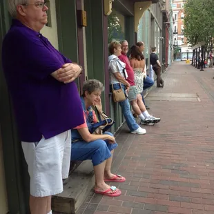Waiting for "Tales Too Tall For Trailers" with at 17 Court Street. Quite a line 35 minutes prior. #Frimages #CincyFringe.
