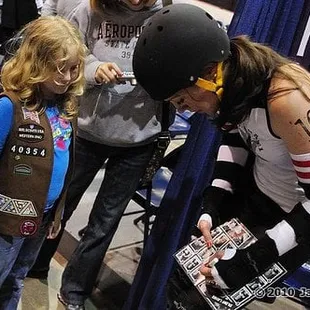 Penni Pusha signs autographs