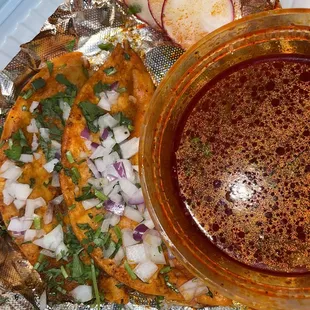 4 Tacos de Birria y consome