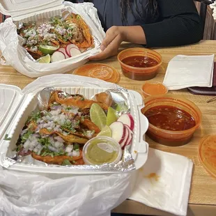 4 Tacos de Birria y consome