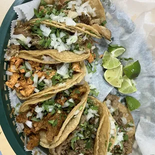 Tacos -- 2 carne asade, 1 al pastor, 2 carnitas, 1 pollo