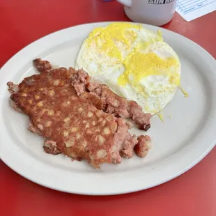 a plate of breakfast food