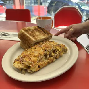 a plate of breakfast food