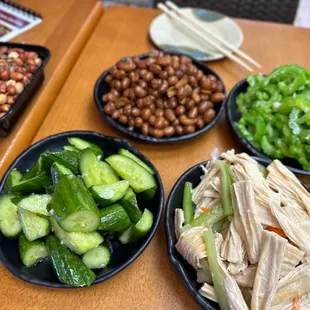 Fried peanuts, cold dishes: cooked peanuts, cucumber salad, tofu skin salad, bittermelon